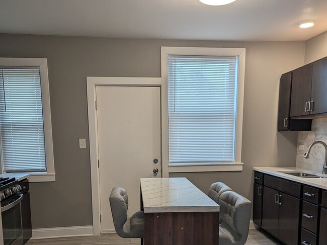 Photo - 11005 S Perry Ave