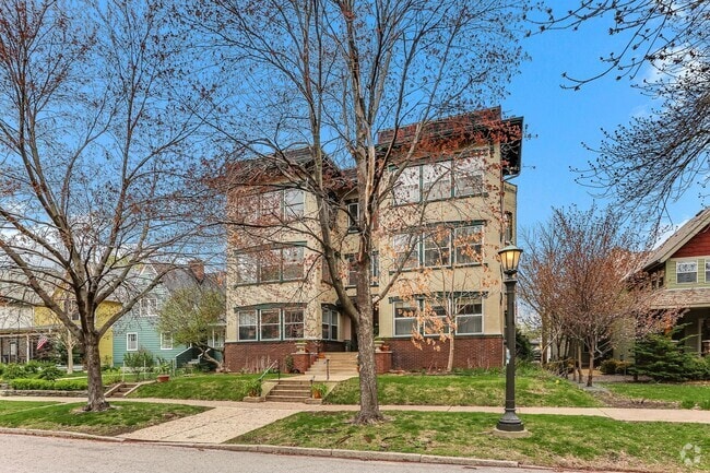 Building Photo - Stunning oversized 2 Bed/2Bath Condo in Cr...
