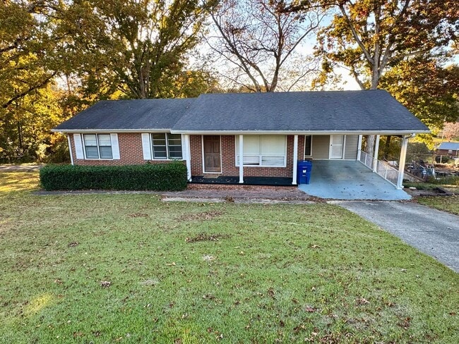 Building Photo - 3 Bedroom Home in Saks!