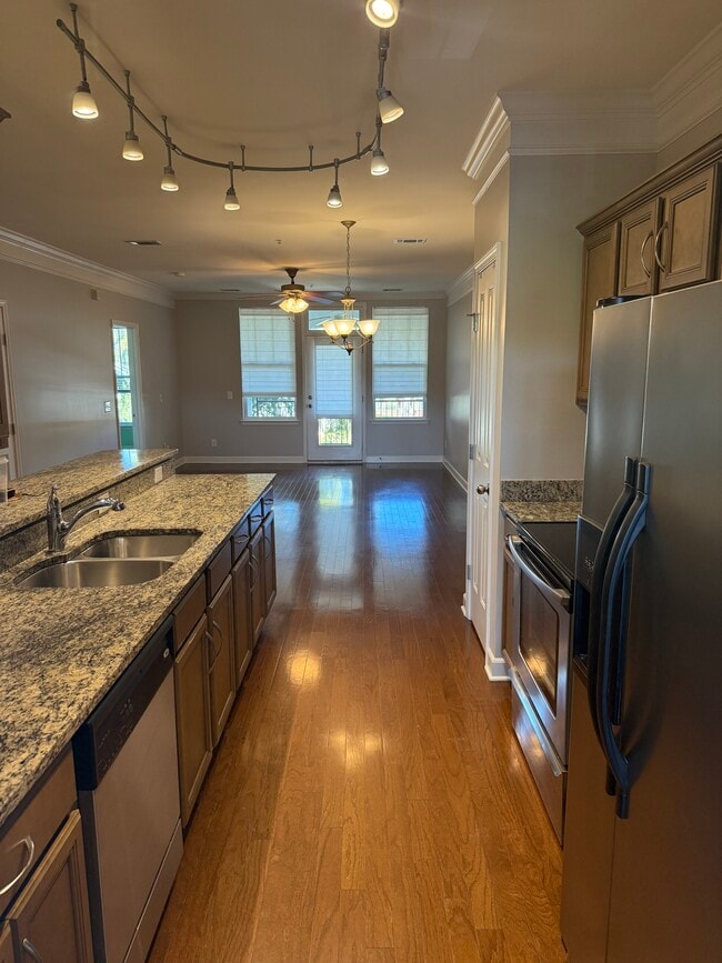 Building Photo - 2310 Elliott Ave Unit 836