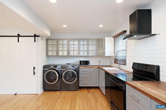 Building Photo - 800 Blenheim Ave Rental