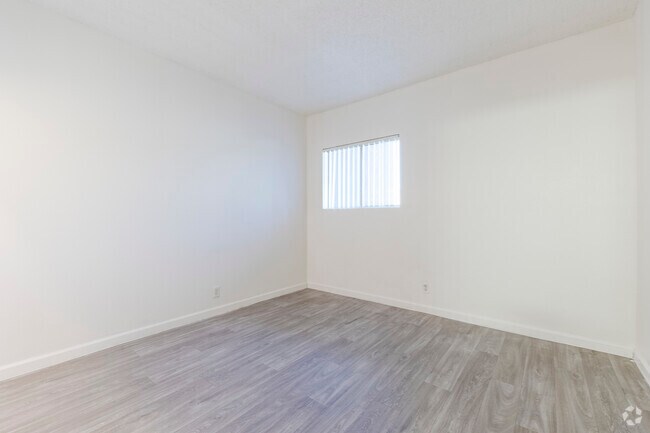 1BR, 1BA - 555SF - Bedroom