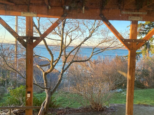 Building Photo - 312 S Forest St Unit South Hill Apartment