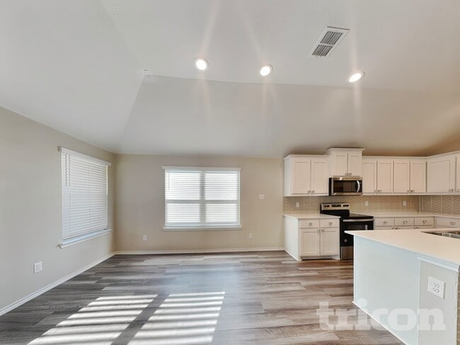 Photo - 2557 Hadley St