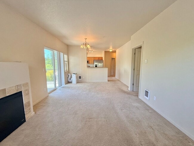Photo - Spacious 2 Bedroom Condo in Hillsboro with Water/ Sewar & Garbage Included and 1 Car Garage!