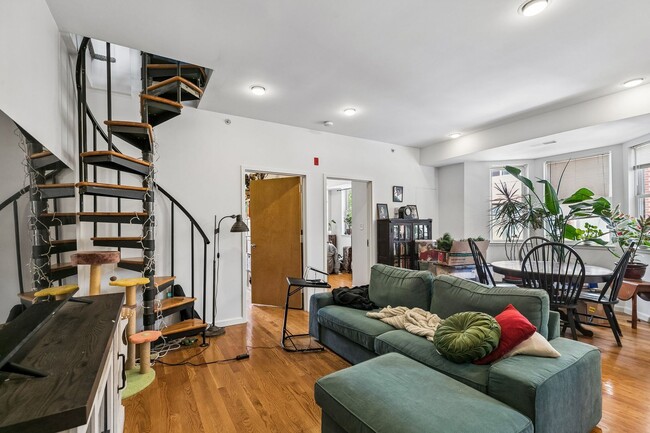 Photo - Well-maintained 2-bedroom, 1-bath bi-level apartment | Washington Square West