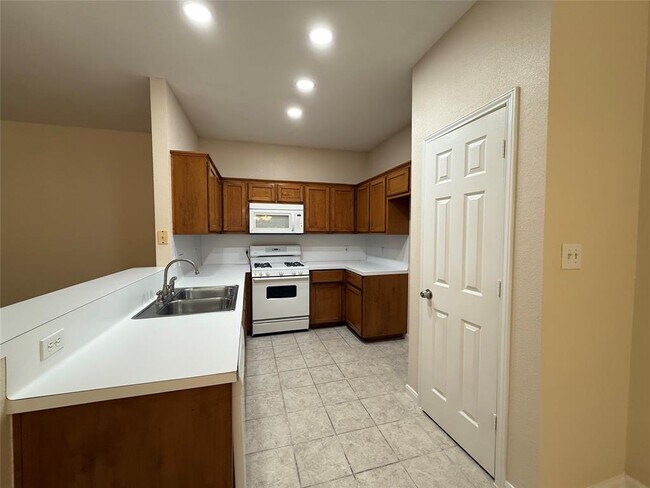Photo - 303 Kates Way