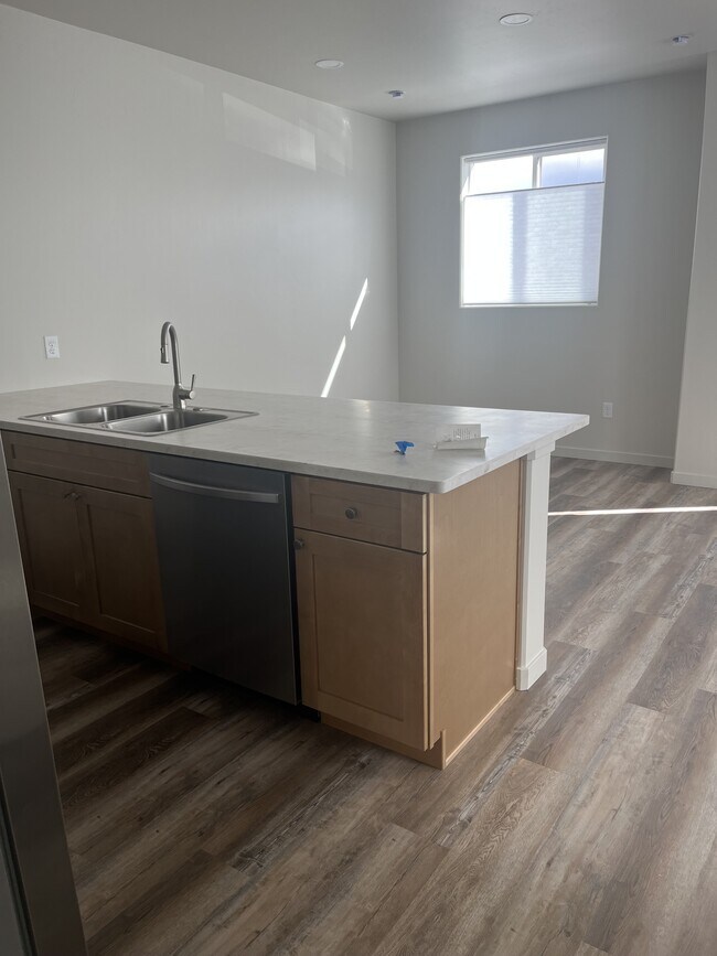 Photo - 2778 Caspian Wy