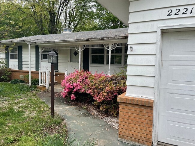 Building Photo - Beautiful 3 bedroom 1.5 bath waiting for you to call home .