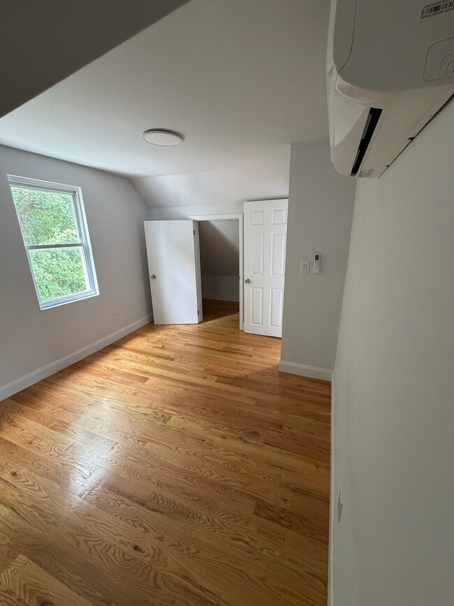 2760 Bainbridge Ave Unit 2