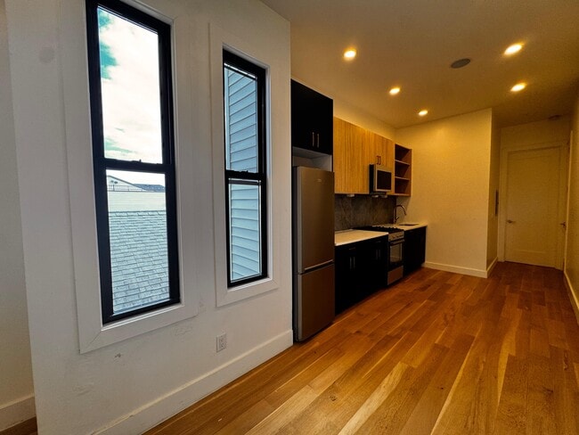 Building Photo - 52 Grace St Unit 3R