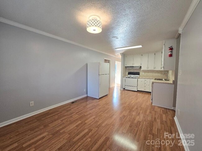 Photo - 910 Holly Dr