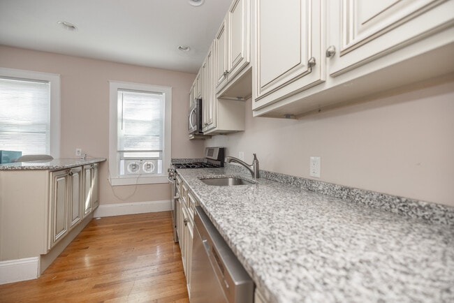 Building Photo - 43 Savin Ave Unit #2 Rental