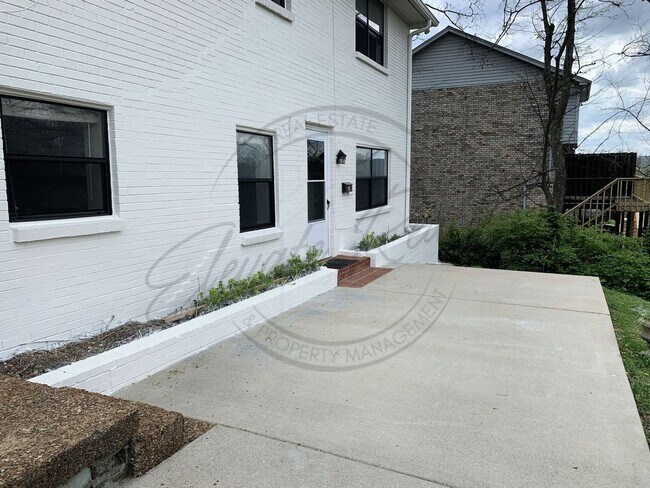 Building Photo - Spacious 3BR/1BA Lower-Level Apartment wit... Unit Ellen Drive 606  C