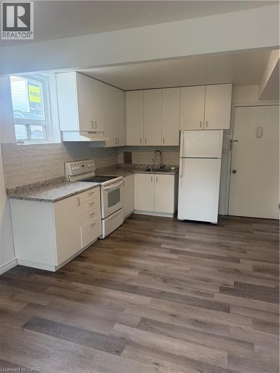 Photo - 1576 Barton St E