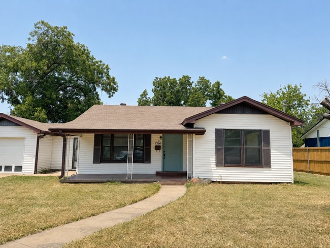 Building Photo - 2516 Briarwood Ln