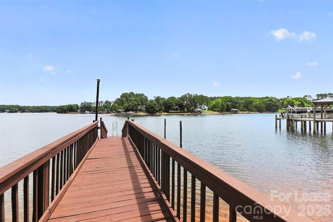 120 Stepaside Ln