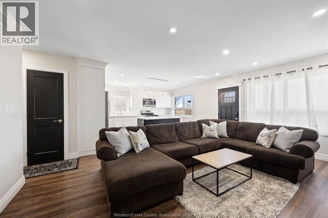 Photo - 960 Janette Ave