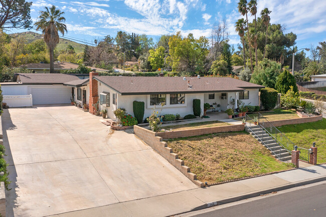 Photo - 208 W Broadbent Dr House