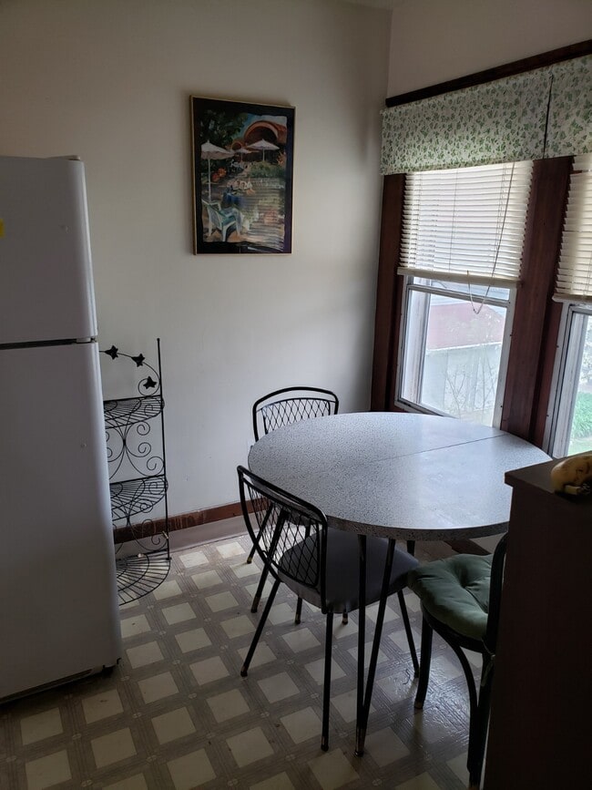 Mesa de cocina - 613 E College St