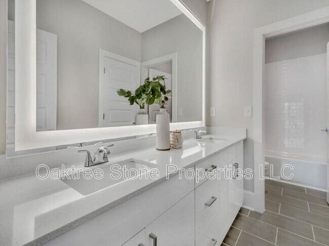 Photo - 456 Parkway Dr NE