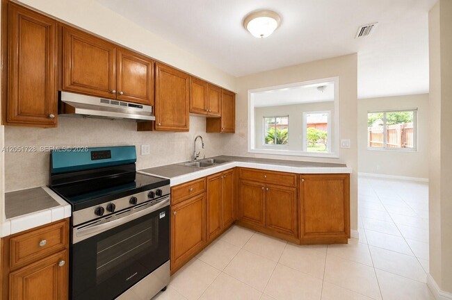 Building Photo - 700 NE 25th St Unit 1-2