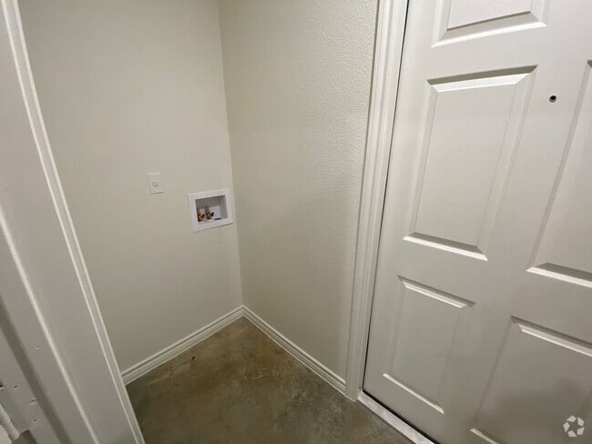Building Photo - 2302 Zanoletti Ct Unit B-STILL OCCUPIED BY RESIDENT Rental