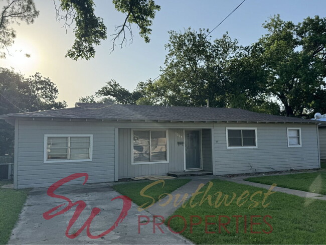 Building Photo - 3 bedroom 1 bath in excellent location!