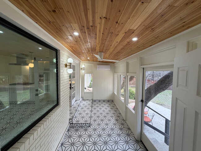 Photo - 2010 Parhaven Dr