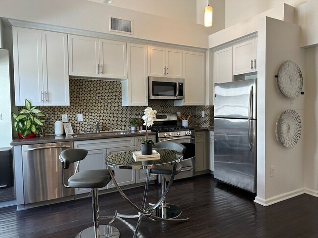 7320 Hawthorn Ave Unit 300