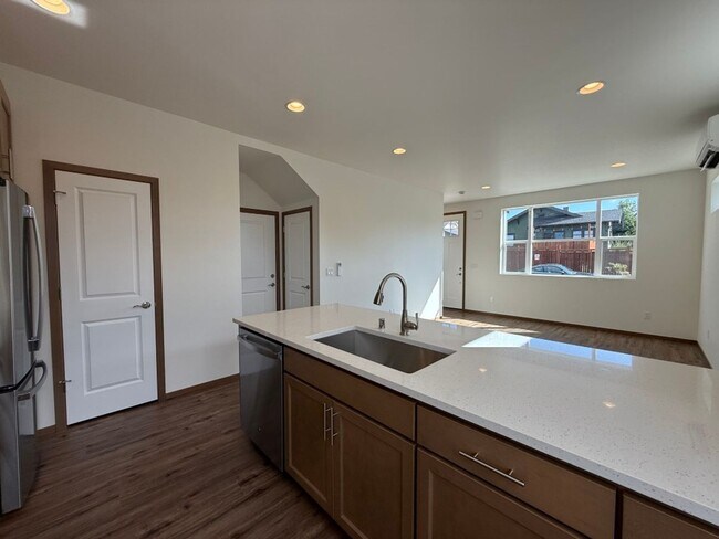 Photo - 3Bd/2.5Ba Everett Condo Unit 2