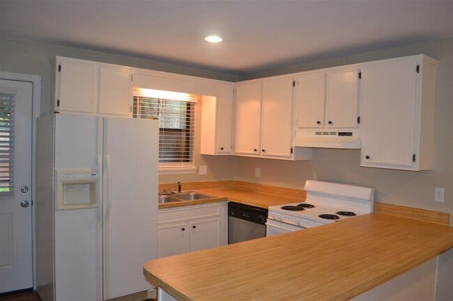 Photo - 1290 High Rd