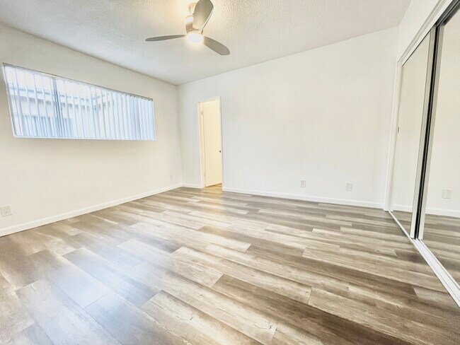 Photo - 1037 N Harper Ave Unit 9