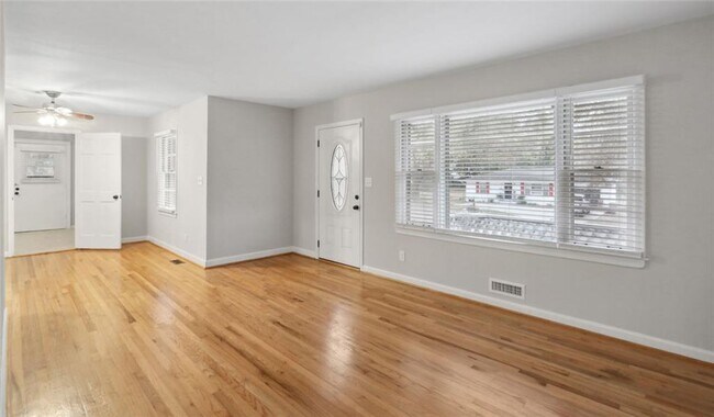 Photo - 2120 Meadowbrook Ln SE