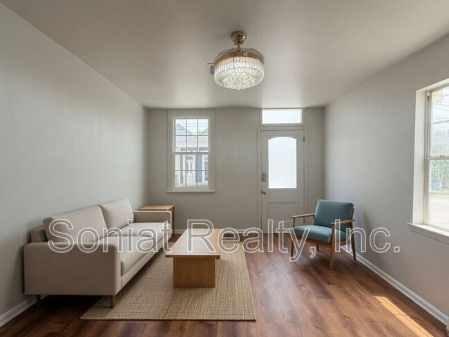 Photo - 1461 N Robertson St