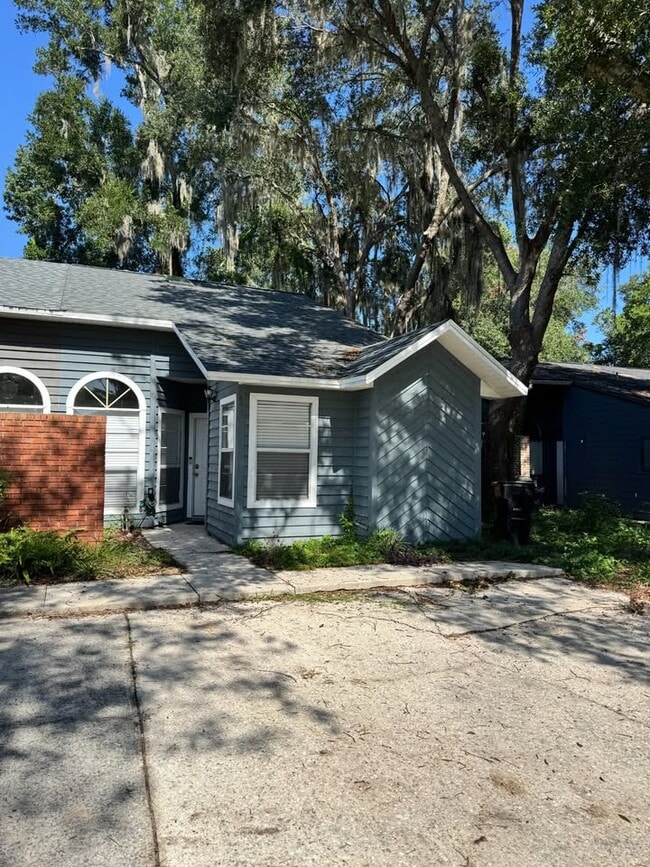 Building Photo - 3830 SW 30th Ter Unit 3830 sw 30th Ter