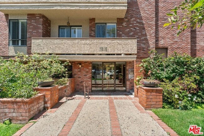 Building Photo - 1315 S Roxbury Dr Unit 201