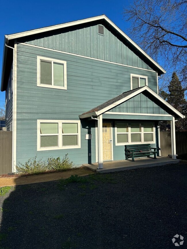 Building Photo - Spacious newer build! Close to downtown am... Rental