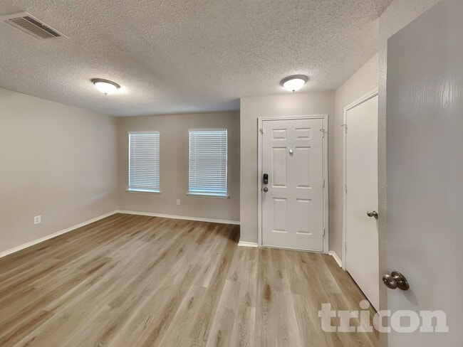 Photo - 211 Meagan St