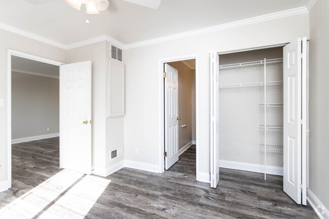 1BR, 1BA - 465-565 SF