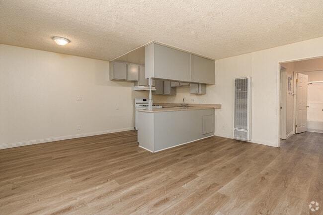 1BR, 1BA - 546SF - Living Room - 10210 Mountair Ave