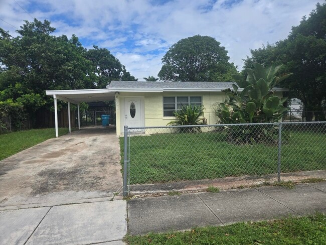 Building Photo - 301 NW 16th Ct