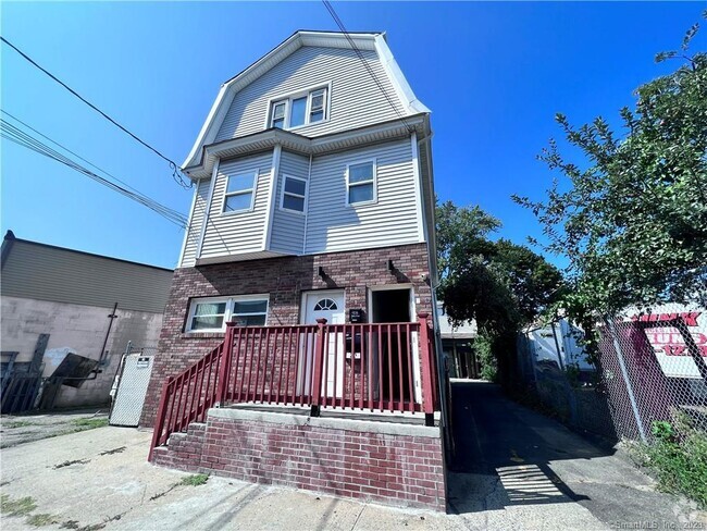 Building Photo - 920 Maplewood Ave Rental