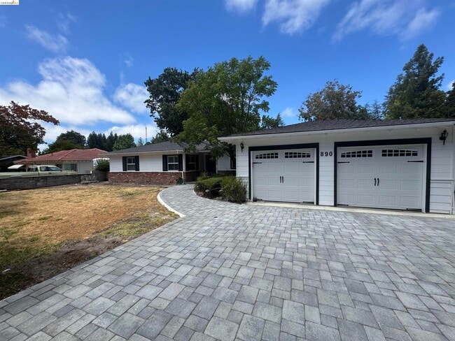 Photo - 890 Hawthorne Dr