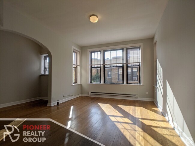 Building Photo - 717 W Barry Ave Unit 721-3B Rental