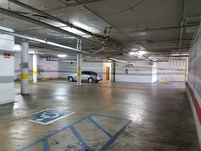Estacionamiento - 1335 N La Brea Ave