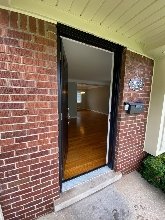 Photo - 2534 Oliver Rd