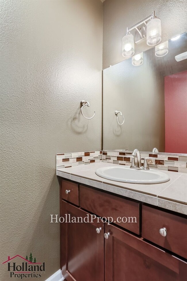 Photo - Pretty 2 Bedroom 2.5 bath Townhouse in a great location of Beaverton