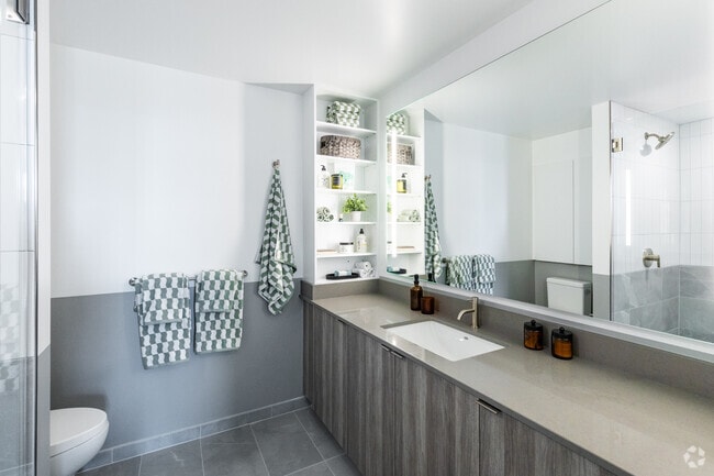 2BR, 2BA - 1,059SF - 1st Bathroom