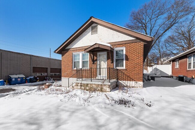 Photo - "Charming Brentwood house 2 bedrooms 1 Bathoom, Prime Location!"